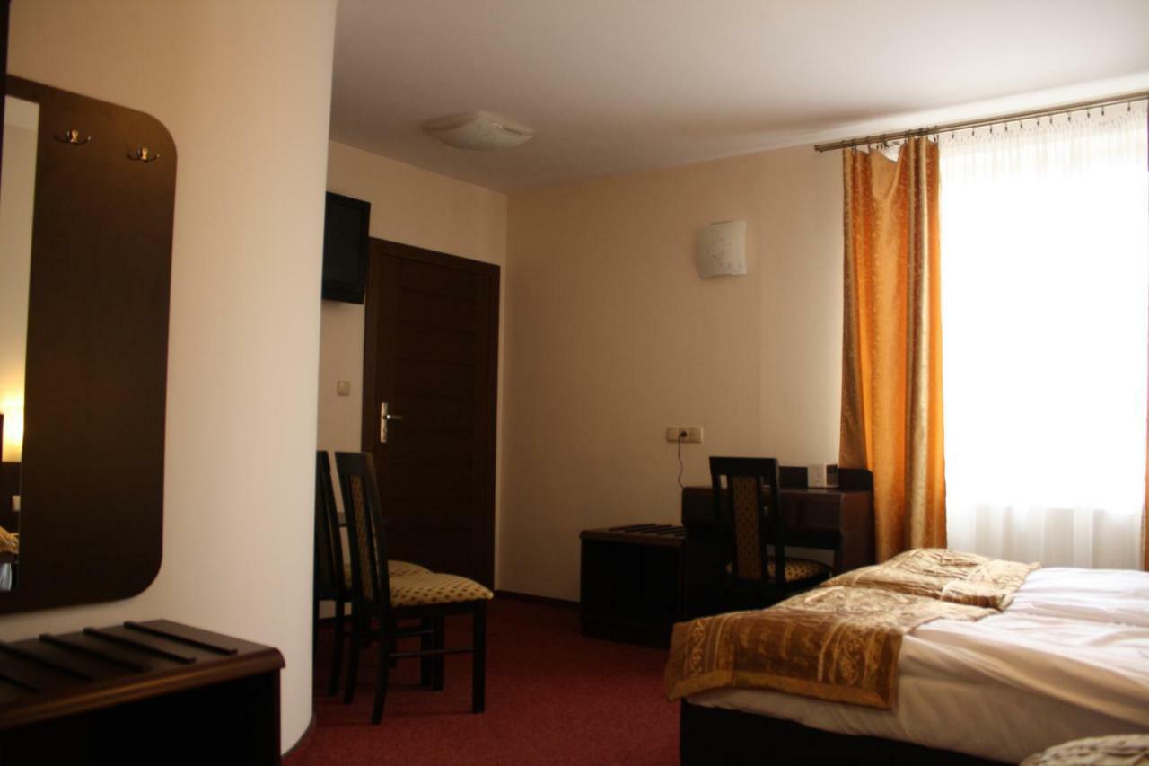 Hotel Pinocy Ledziny Exterior photo
